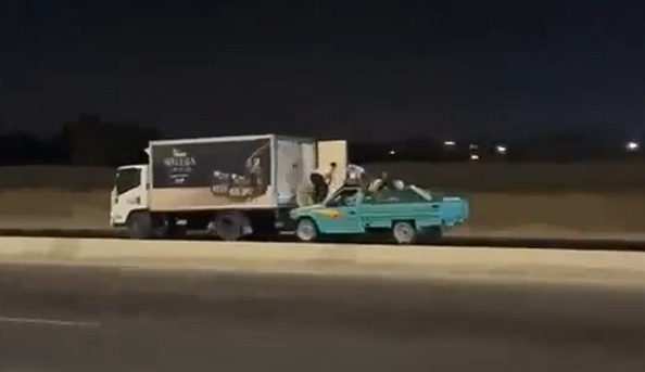Es stellt sich heraus, dass es in Filmen nicht nur um Drama geht! Ägyptische Diebe folgten dem Lastwagen mit hoher Geschwindigkeit und stahlen ihn erfolgreich