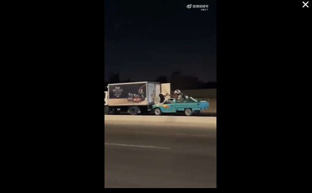 Es stellt sich heraus, dass Filme nicht nur Handlung sind! Ägyptische Diebe verfolgten den Lastwagen mit hoher Geschwindigkeit genau und stahlen ihn erfolgreich