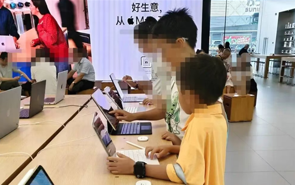 苹果多家体验店成中小学生免费网吧 门店称无权赶走