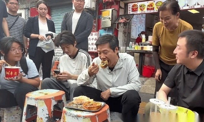 雷军回应“武汉街头吃热干面”争议:帮助宣传家乡美食