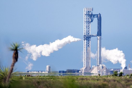 5月21日,SpaceX星舰V3停放在德克萨斯州博卡奇卡海滩Starbase发射基地的发射台上。