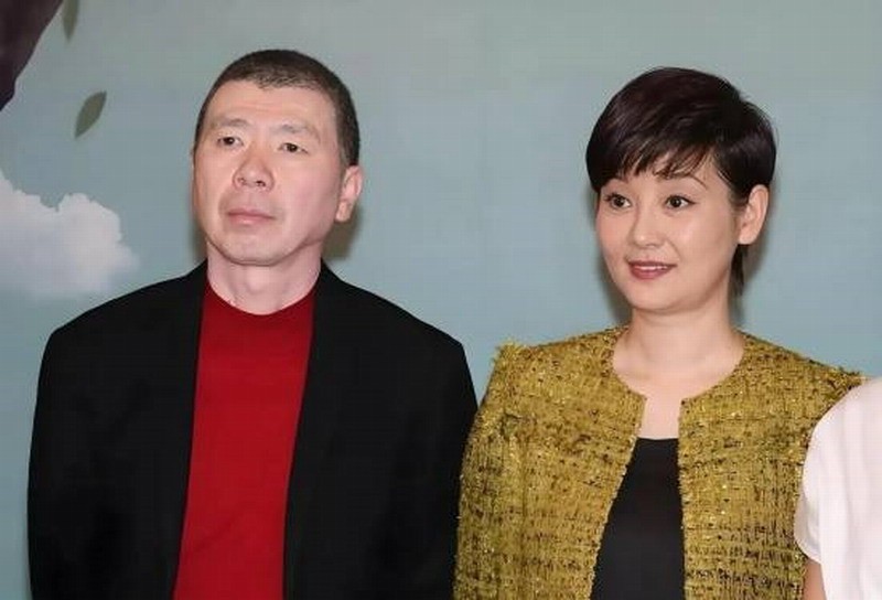 冯小刚拒绝AI和短剧 电影院也不去:不让抽烟受不了