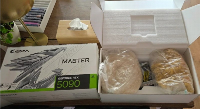 网友攒钱买RTX5090遇掉包骗局:开箱拆出粮食礼包
