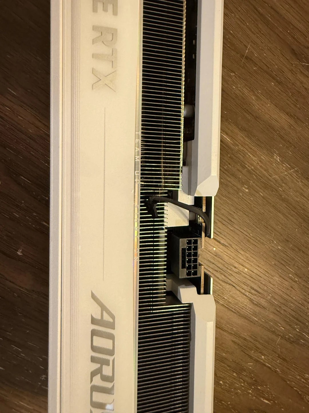 天上只会掉陷阱！网友半价买RTX 5090翻车：芯片被拆只剩空壳
