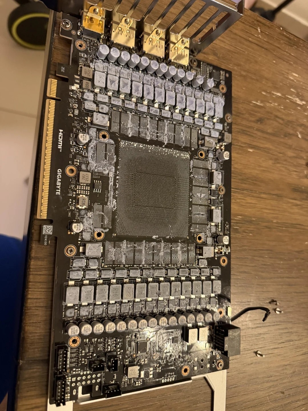 天上只会掉陷阱！网友半价买RTX 5090翻车：芯片被拆只剩空壳