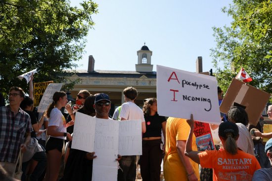 Im September hielt ein Demonstrant vor dem G20-Innovationsministertreffen in Chapel Hill, North Carolina, ein Schild gegen KI hoch.