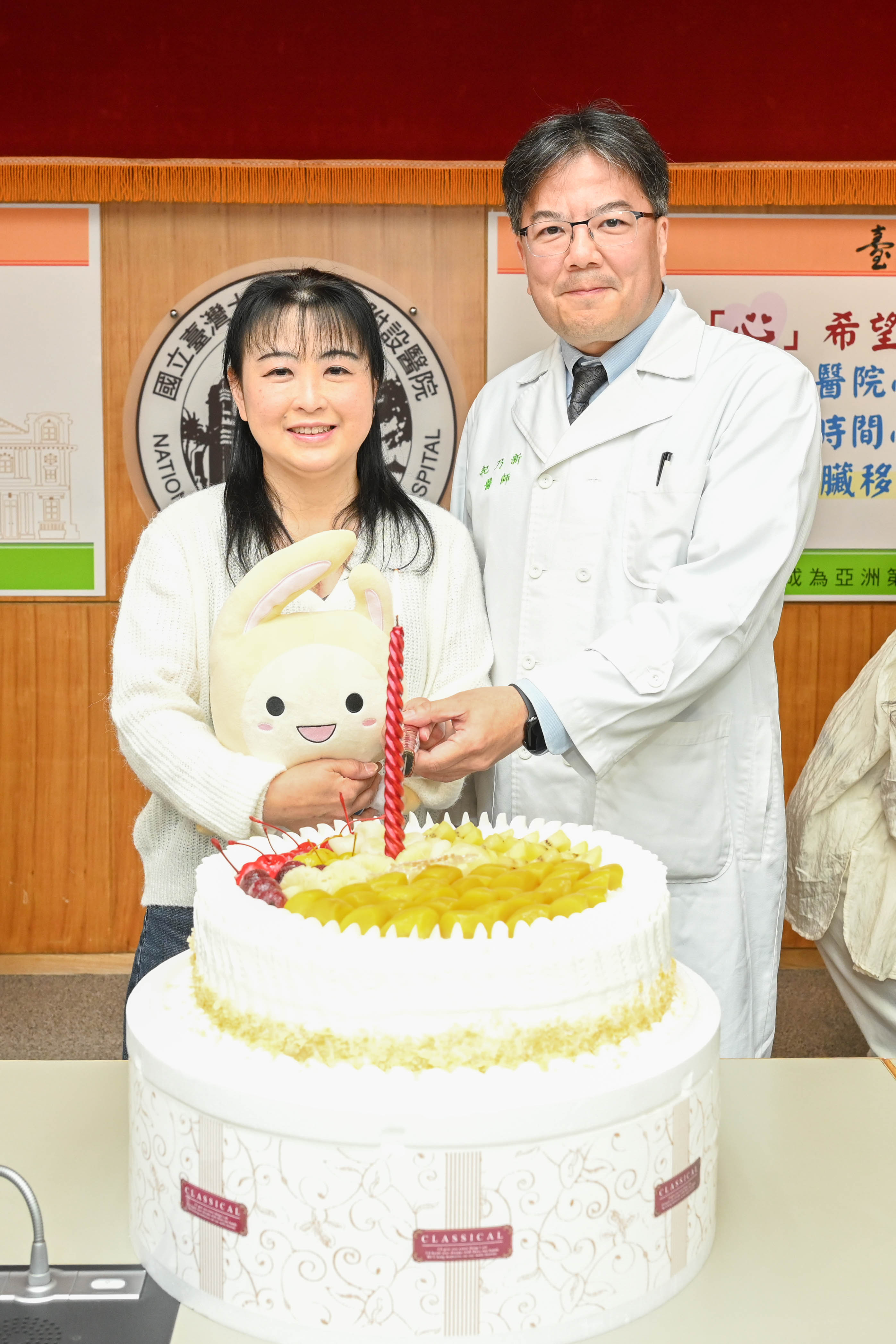 20250416「心」希望，「零」距離 臺大醫院心臟移植團隊開創無缺血時間心臟不停跳心臟移植暨700例心臟移植病人慶生記者會-病友蘇小姐與紀乃新醫師開心合影.jpg