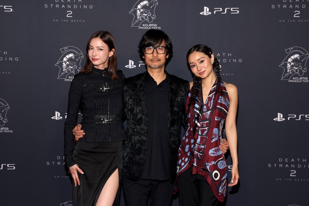 小岛秀夫分享《死亡搁浅2》展示会红毯合影 左拥右抱两美女