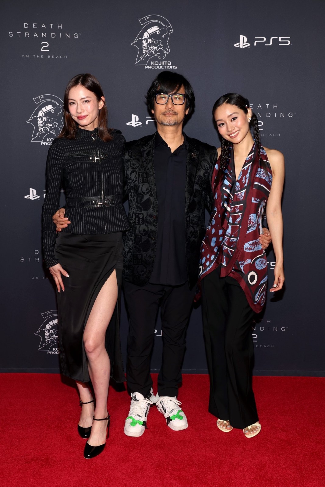 小岛秀夫分享《死亡搁浅2》展示会红毯合影 左拥右抱两美女