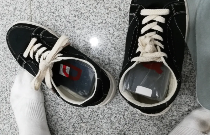 两人脚踩8部iPhone进境 却因为步伐僵硬而被发现