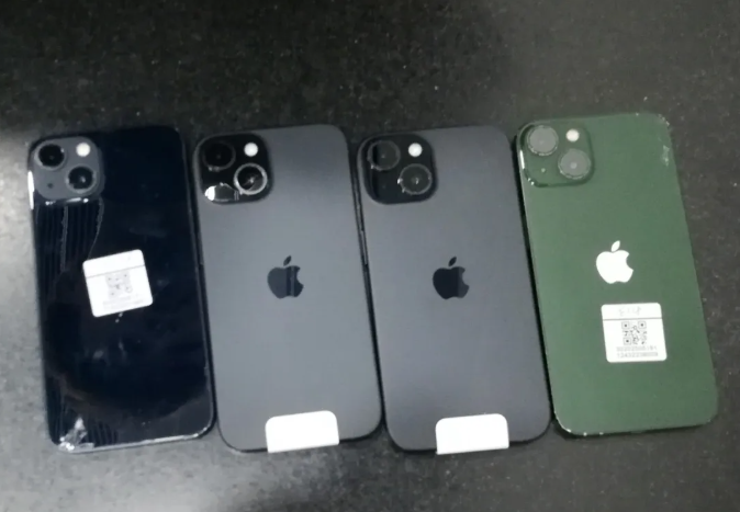 两人脚踩8部iPhone进境 却因为步伐僵硬而被发现