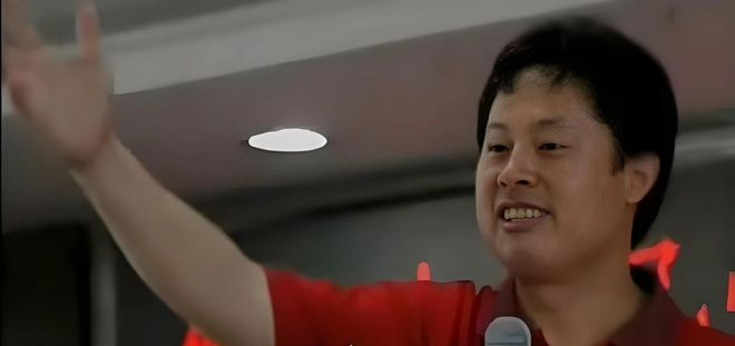 “中国英语教父”李阳，成了锐评一切的“全领域教父”