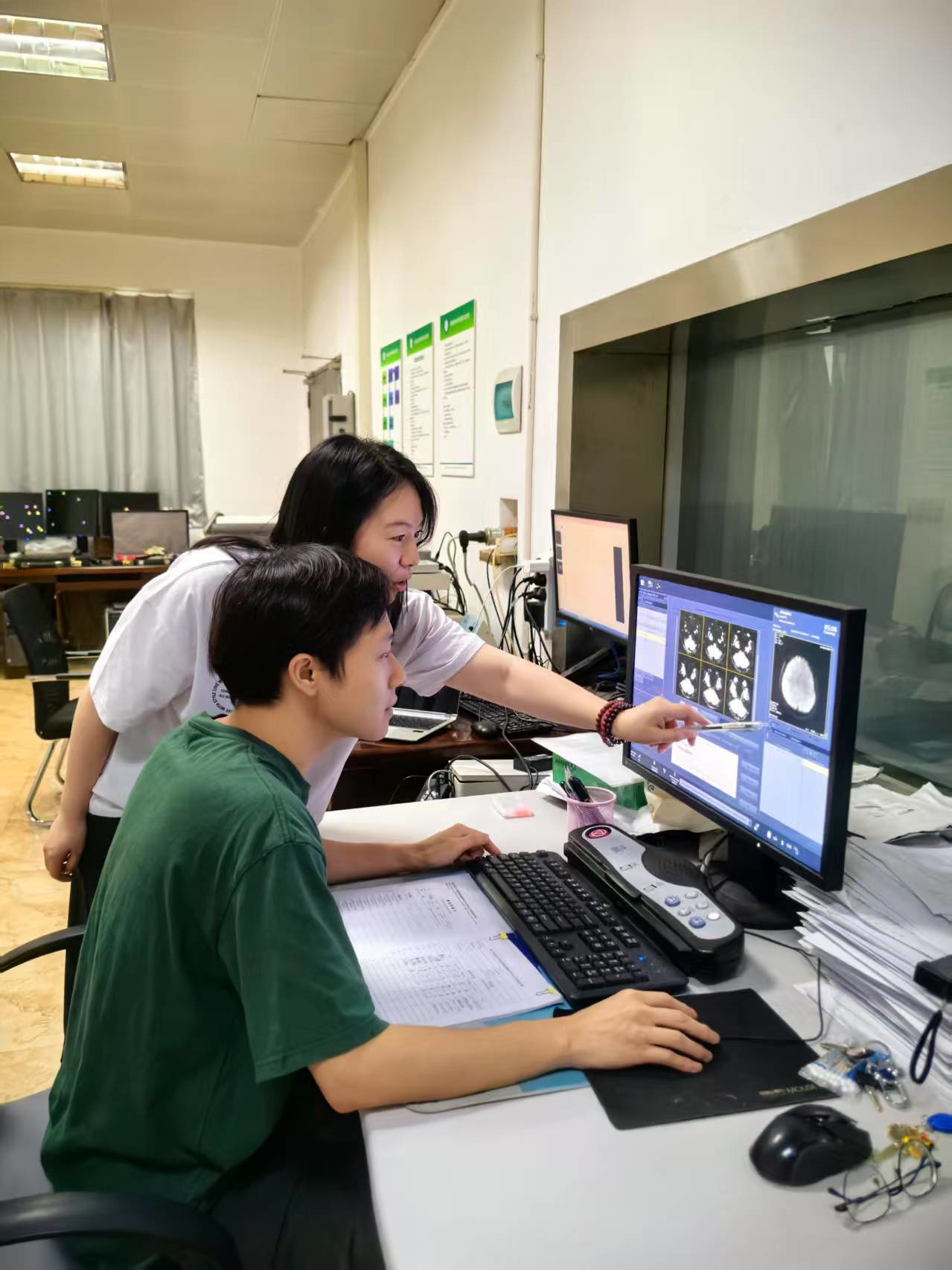赵伟华研究团队在做实验。受访者供图