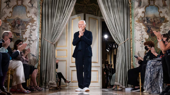 设计师乔治·阿玛尼 (Giorgio Armani) 在 Giorgio Armani Privé 2021/2022 秋冬时装秀
