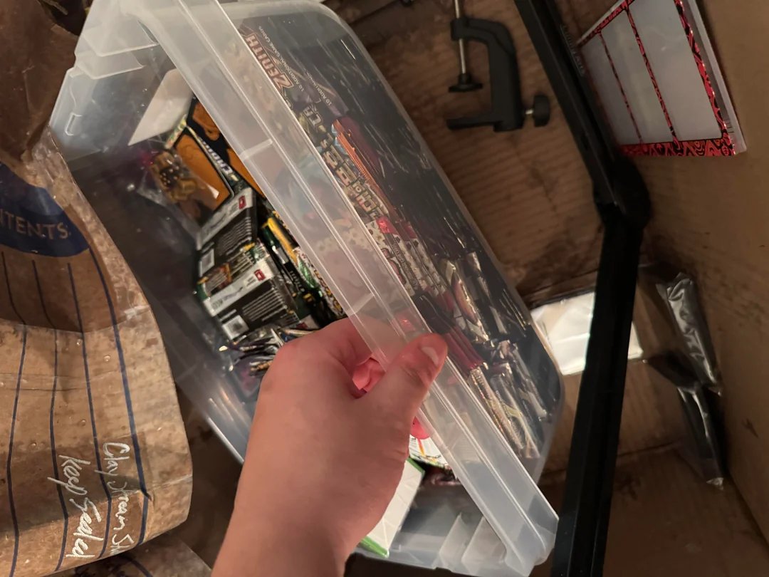 倒霉网友万元宝可梦卡牌被淹 保险理赔仅