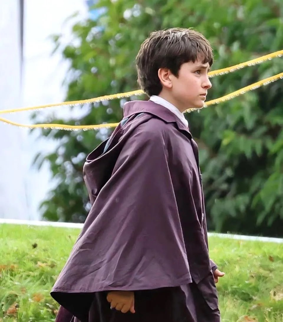 《哈利波特》剧集在英国恢复拍摄 新片场照片曝光