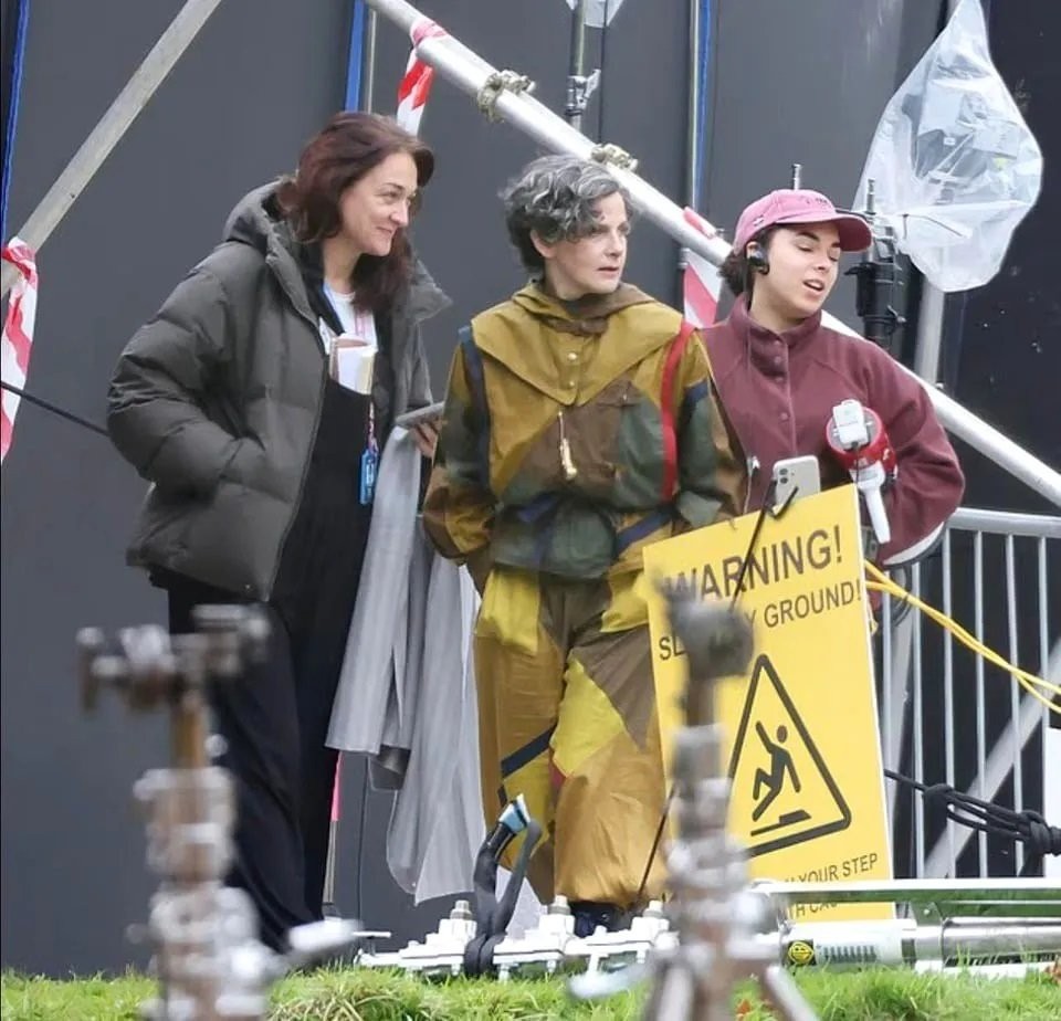 《哈利波特》剧集在英国恢复拍摄 新片场照片曝光