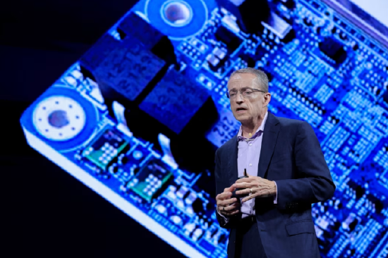 英特尔于2021年聘请帕特·基尔辛格担任首席执行官，旨在扭转公司颓势。