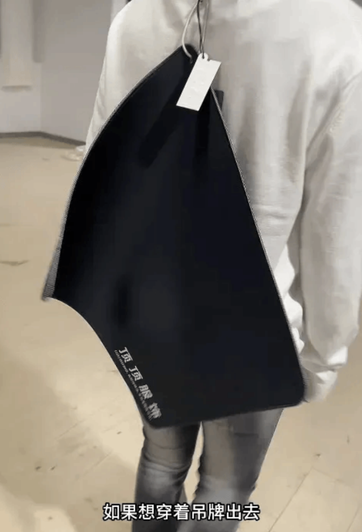 为了防止恶意退货，服装店老板给衣服挂上了烟灰缸