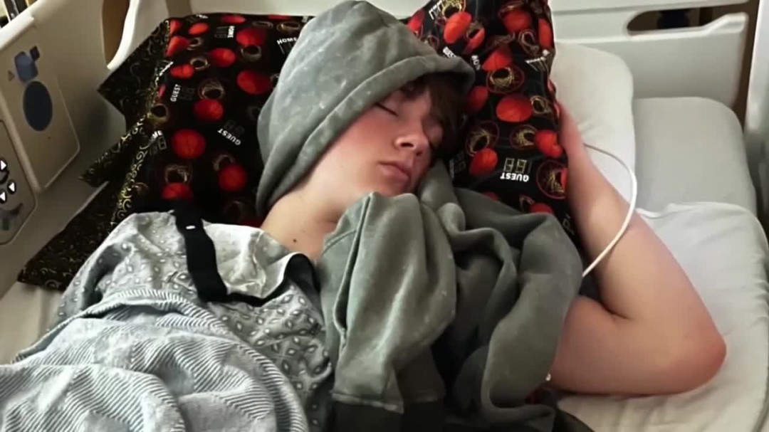 81岁奶奶直播《我的世界》为孙子治疗癌症