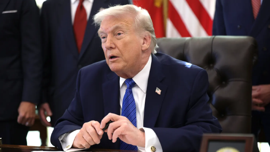 2026 年 1 月 30 日,美国华盛顿哥伦比亚特区,白宫椭圆形办公室内,总统唐纳德・特朗普在签署行政令前发表讲话。此次特朗普签署的行政令旨在今夏将印地方程式赛引入华盛顿特区,作为美国建国 250 周年庆祝活动的一部分。