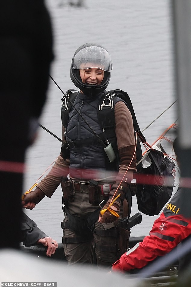 《古墓丽影》劳拉片场照曝光 双枪造型不错！