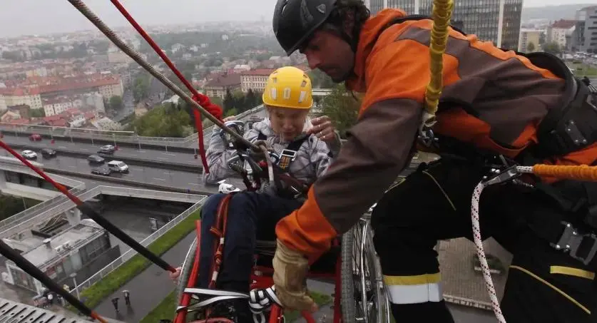 一台聋哑人用的电话 怎么变成了全球上网的起点？