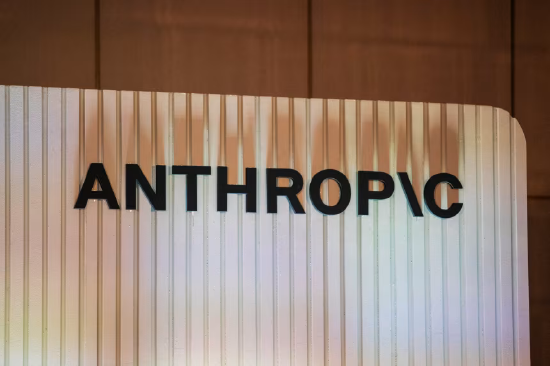 2026 年 2 月 16 日，印度班加罗尔，Anthropic 公司开发者峰会舞台上展示的 Anthropic 标志。