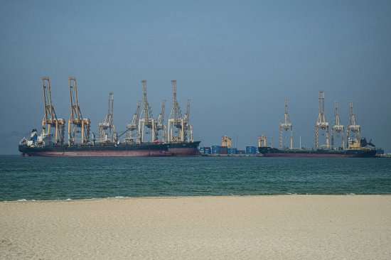 沙迦酋长国科尔法坎集装箱码头的油轮沿着霍尔木兹海峡行驶