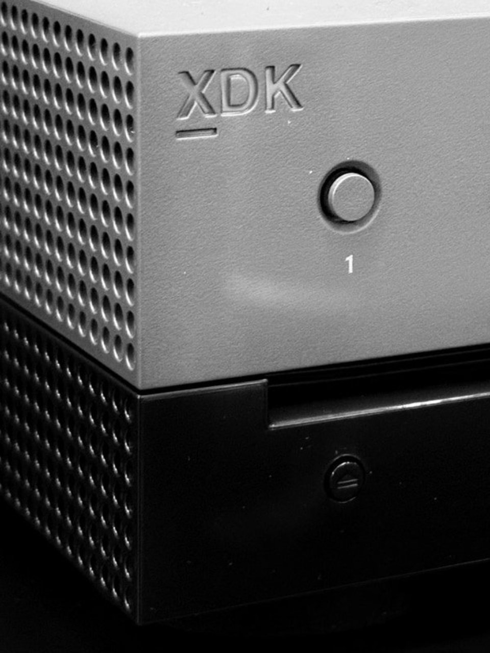微软曝光新Xbox开发机外观 黑白双色设计亮相GDC