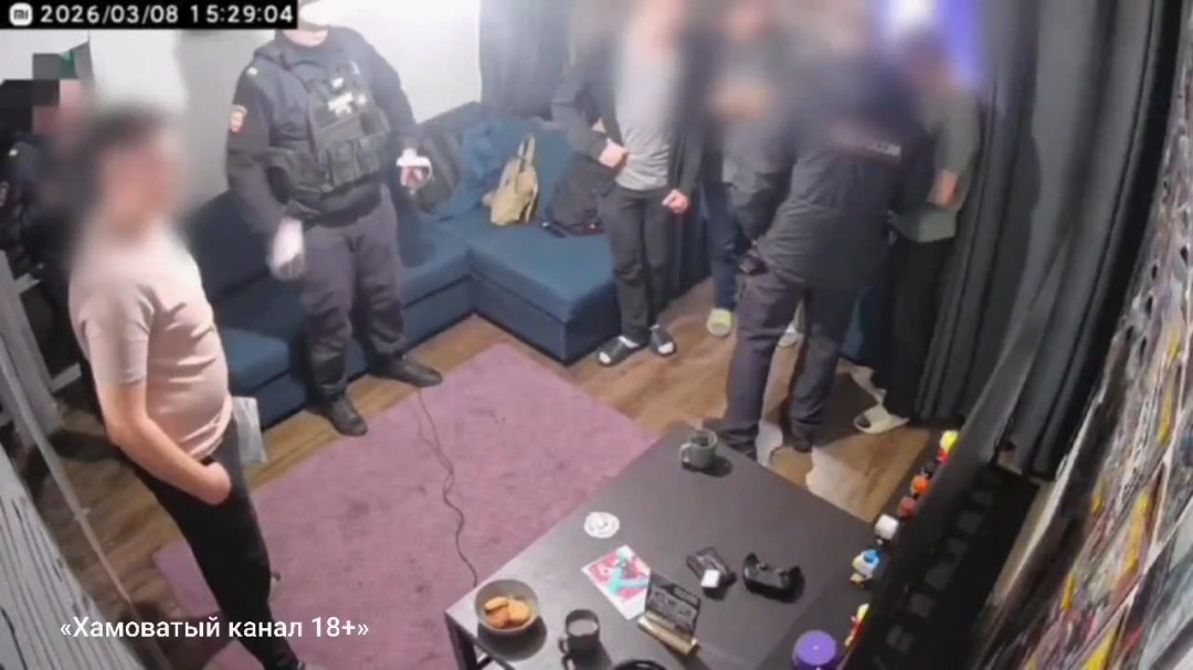 俄罗斯警察逮捕犯人后 竟然当面玩他的游戏!