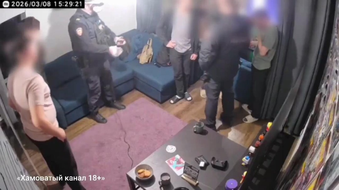 俄罗斯警察逮捕犯人后 竟然当面玩他的游戏!