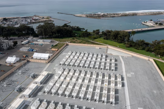 加州一处特斯拉储能设施。分析师称，特斯拉储能业务今年营收预计大涨 45%，而电动汽车销量增幅仅为 2.3%。