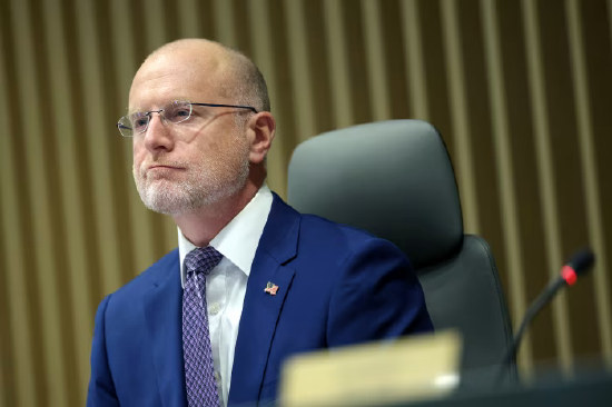 联邦通信委员会主席布兰登・卡尔在 FCC 会议上。