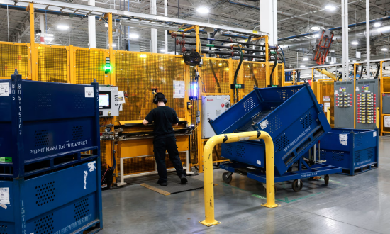 去年年初，位于密歇根州圣克莱尔的麦格纳电动车零部件工厂，如今大部分厂区空空荡荡。