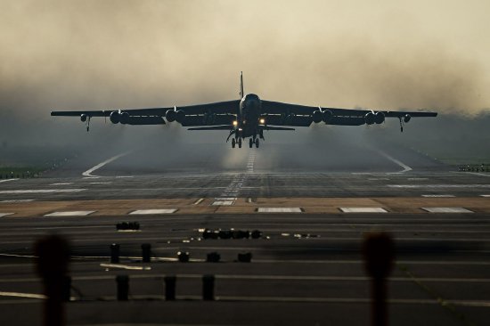  3月19日，美国空军B-52战略轰炸机从英国费尔福德皇家空军基地起飞