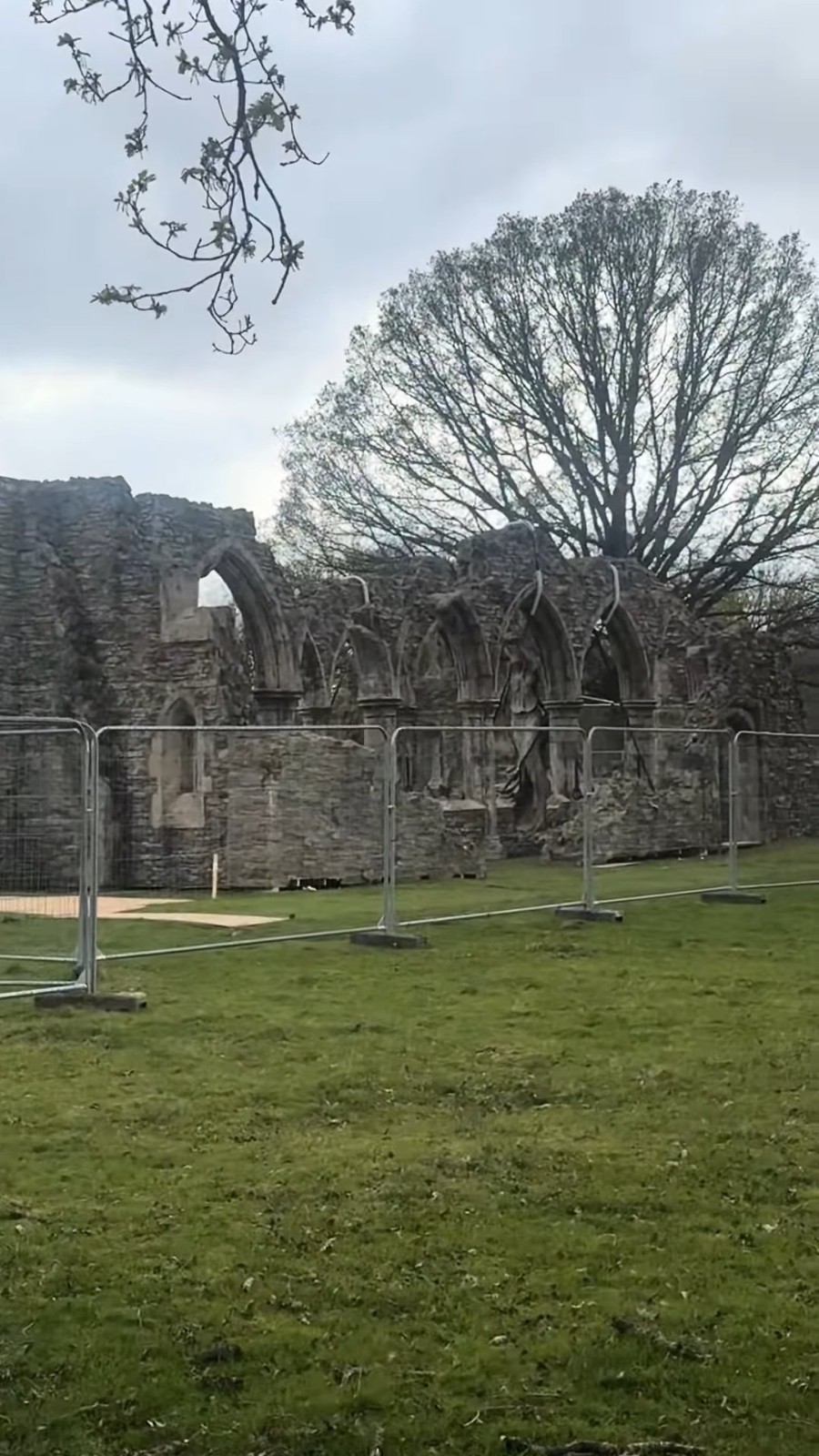 《艾尔登法环》电影片场照泄露：玛莉卡教堂实景曝光