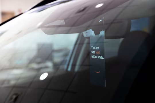 某经销商用此类标牌标识通过亚马逊售出的车辆。