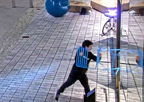 丹尼尔・莫雷诺 - 加马被控向山姆・奥特曼的住所投掷燃烧装置，并试图用椅子闯入 OpenAI 位于旧金山的总部，扬言要伤害楼内所有人。