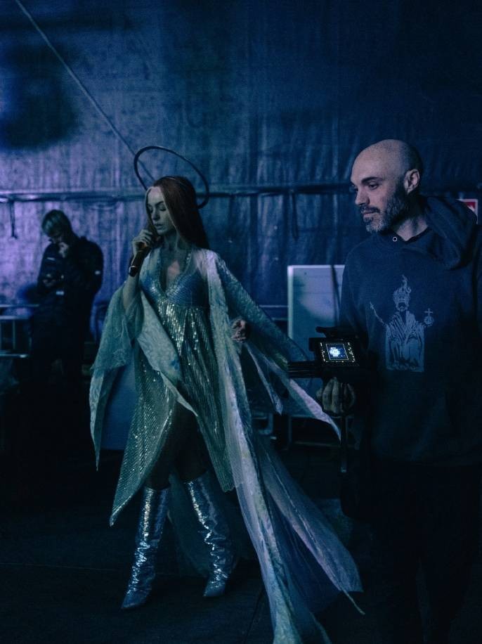 安妮海瑟薇《圣母玛利亚》新剧照 黑丝女神吸睛