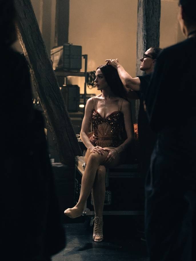 安妮海瑟薇《圣母玛利亚》新剧照 黑丝女神吸睛