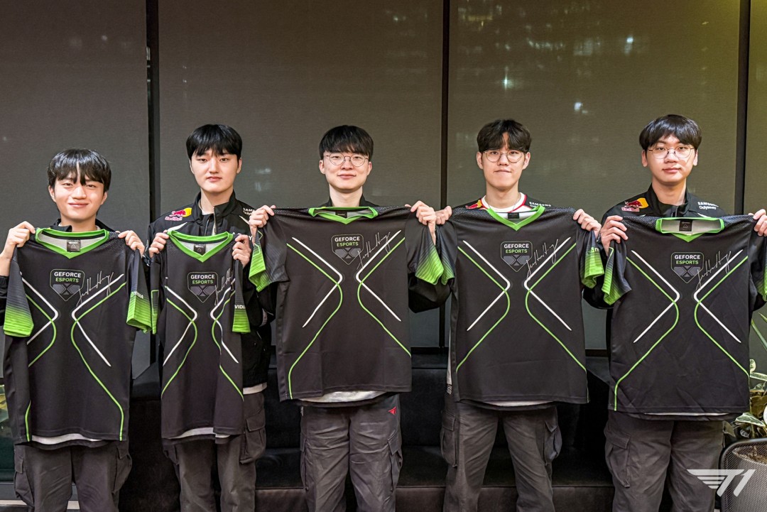 《英雄联盟》战队T1获黄仁勋亲笔签名队服