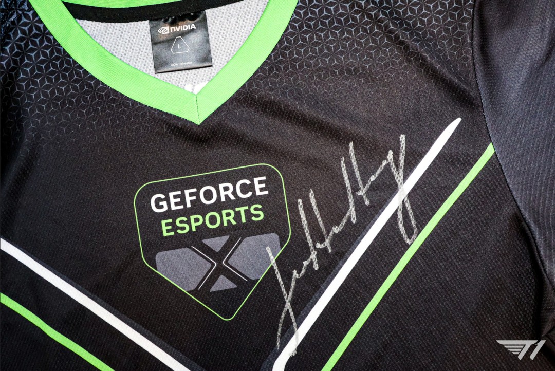 《英雄联盟》战队T1获黄仁勋亲笔签名队服