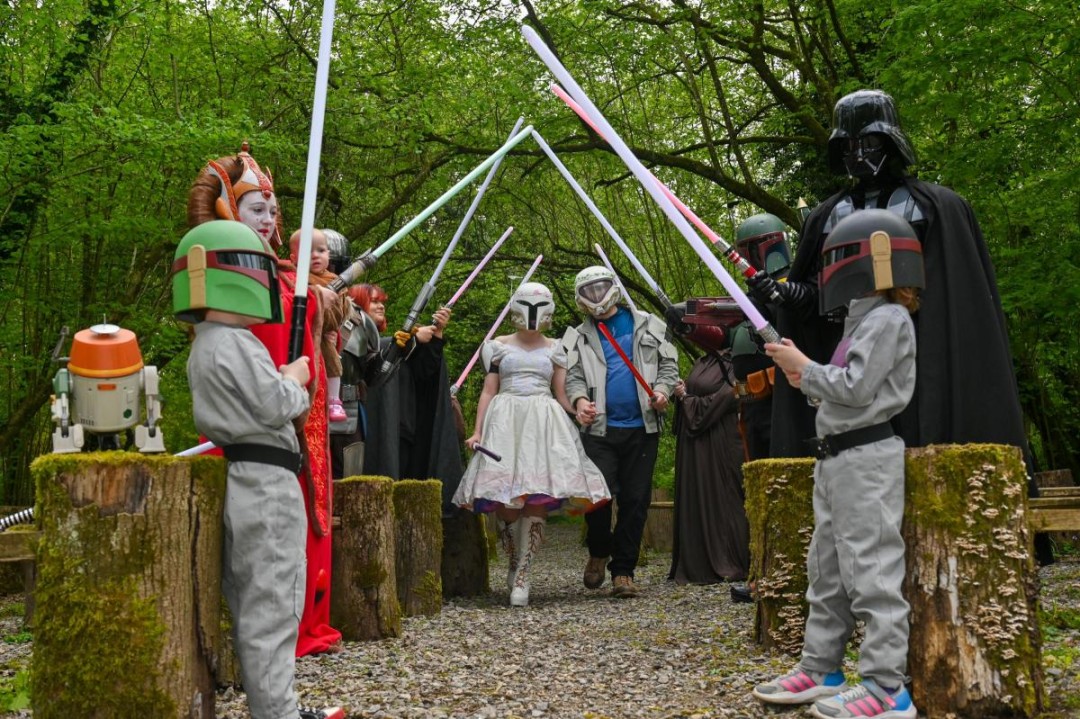 Ein hartgesottener Vater verbrachte zwei Jahre damit, eine „interstellare Traumhochzeit“ für seine Tochter zu gestalten