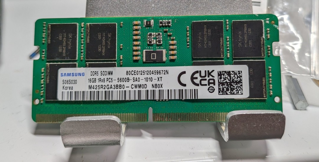 偽の DDR5 メモリが PC 市場に氾濫：プラスチックが DRAM を偽装、ハードウェア偽造の新たな手法