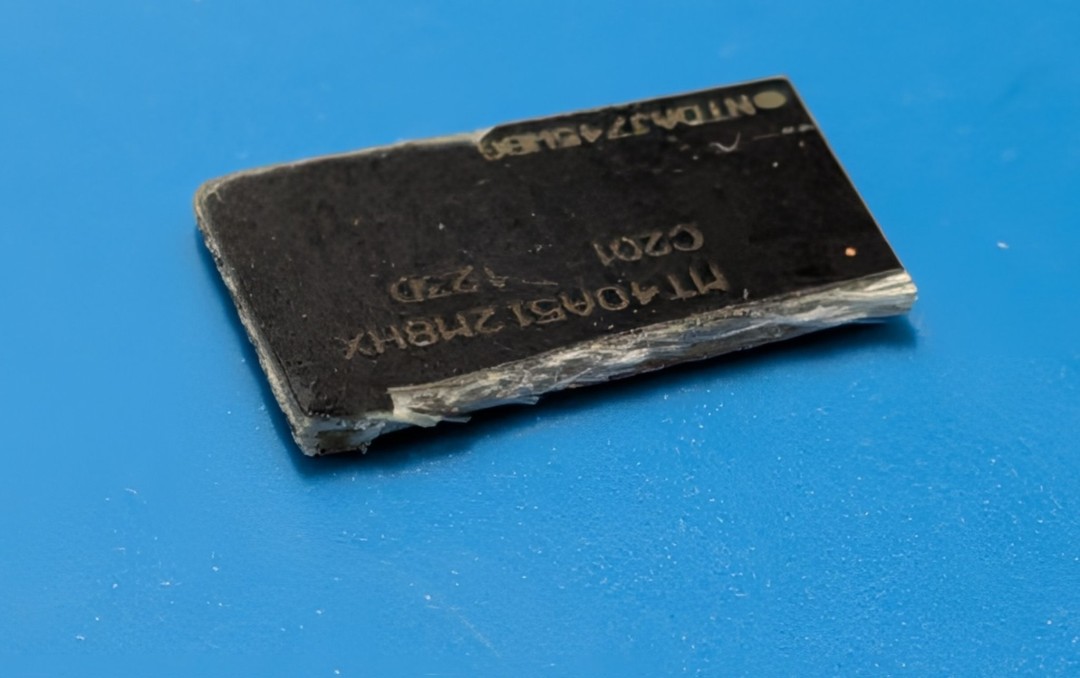 偽の DDR5 メモリが PC 市場に氾濫：プラスチックが DRAM を偽装、ハードウェア偽造の新たな手法