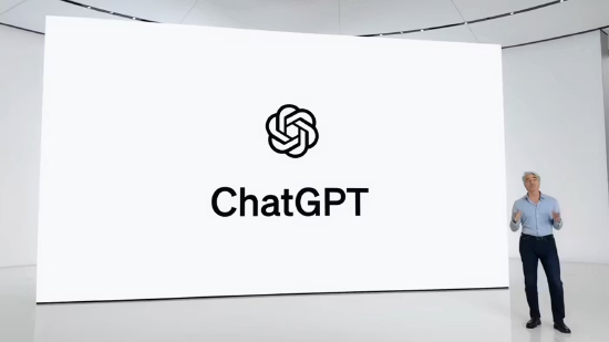 2024년 Apple 개발자 컨퍼런스에서 Apple 임원인 Craig Federighi는 ChatGPT 기능을 Apple 기기에 통합한다고 발표했습니다.