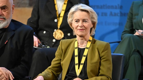 Aquisgrán, Renania del Norte-Westfalia, 14 de mayo de 2026: La presidenta de la Comisión Europea, Ursula von der Leyen (CDU), toma asiento durante la ceremonia de entrega del Premio Carlomagno en el ayuntamiento. El expresidente del Banco Central Europeo, Draghi, gana el Premio Carlomagno 2026.