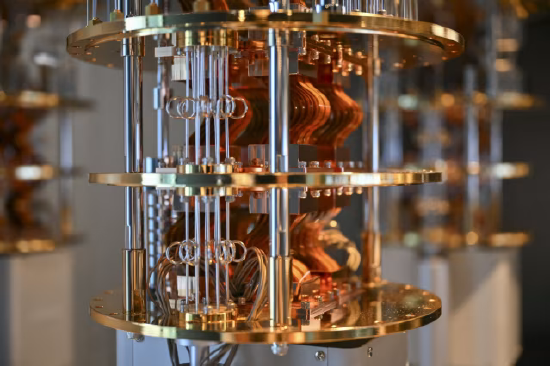 Echte Aufnahmen der Komponenten des Quantencomputersystems der zweiten Generation von IBM, die Präzisionsmetallkomponenten aus Gold und Silber zeigen. Derzeit arbeiten IBM und andere Unternehmen intensiv daran, Quantencomputer zu entwickeln, die stabiler sind und im großen Maßstab implementiert werden können.