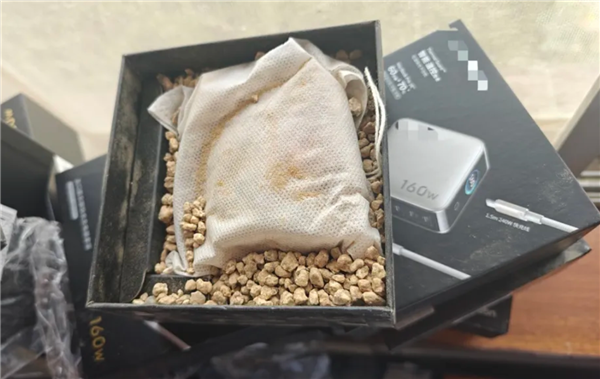 El cargador comprado online fue devuelto y reempacado en 18 cajas de arena. El vendedor recorrió 3.400 kilómetros para defender sus derechos.